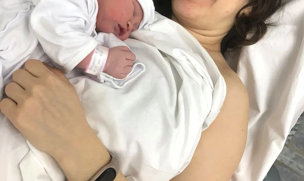 мама с новорожденной малышкой - первым ребенком 2026 года в Нижнекамске