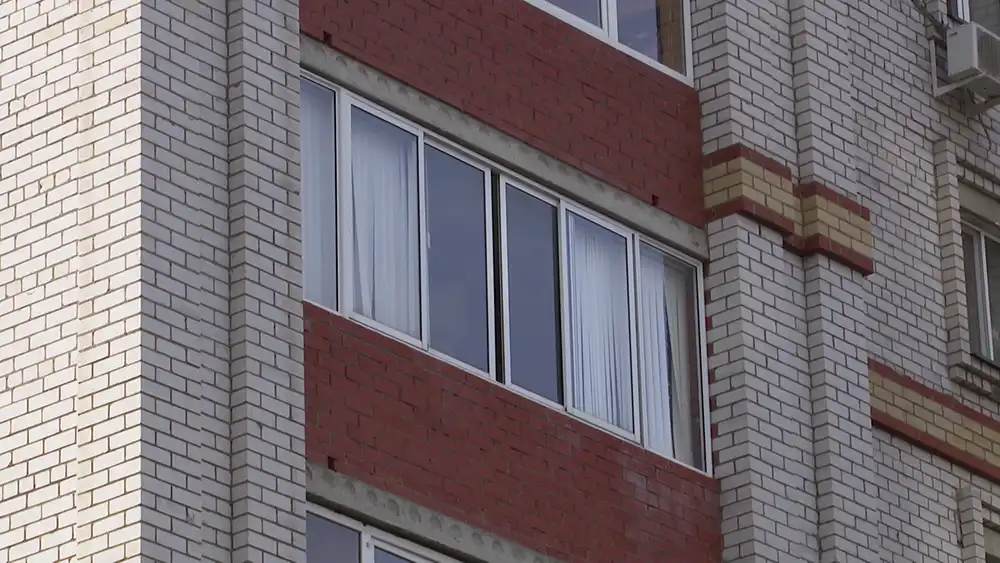 застеклённый балкон многоквартирного дома в Нижнекамске