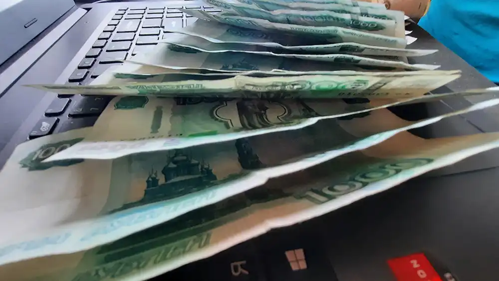 Деньги на ноутбуке