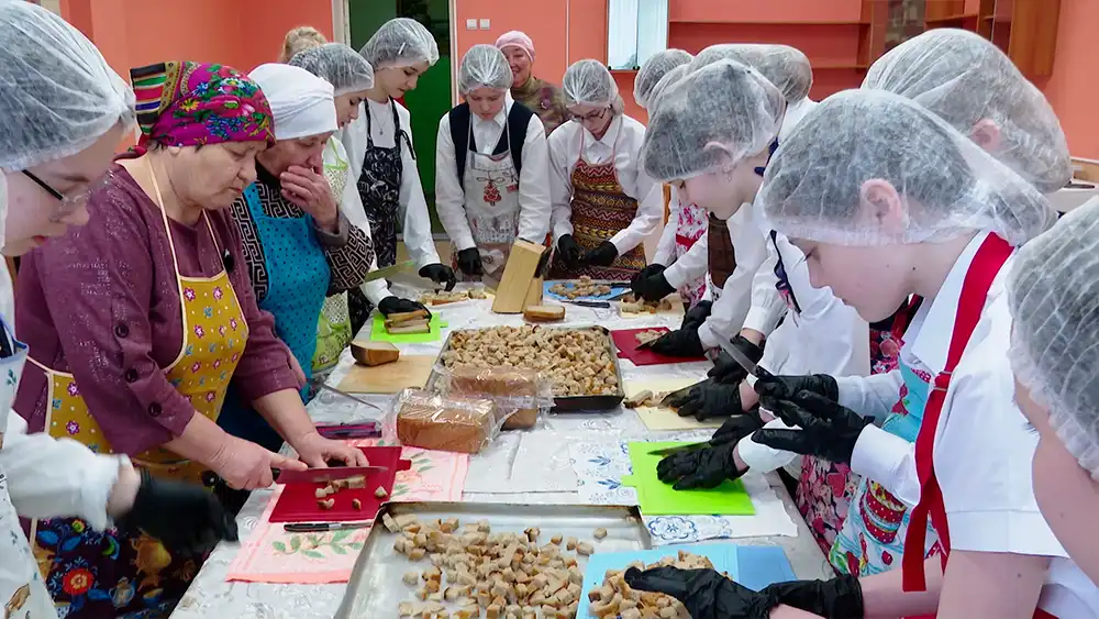 Заготавливают сухари