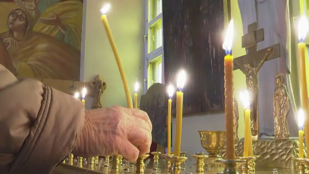 свечки в церкви