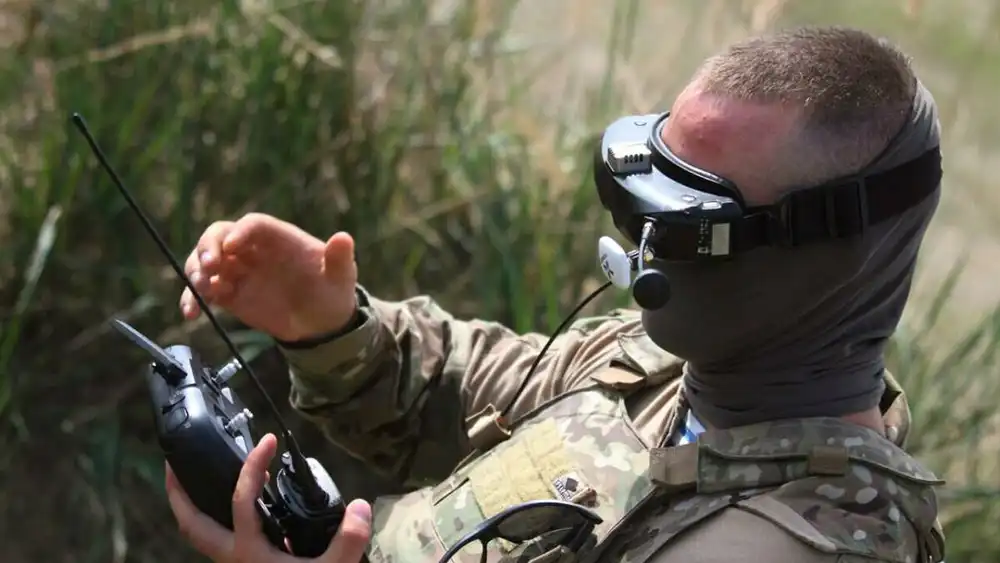 Солдат управляет дроном