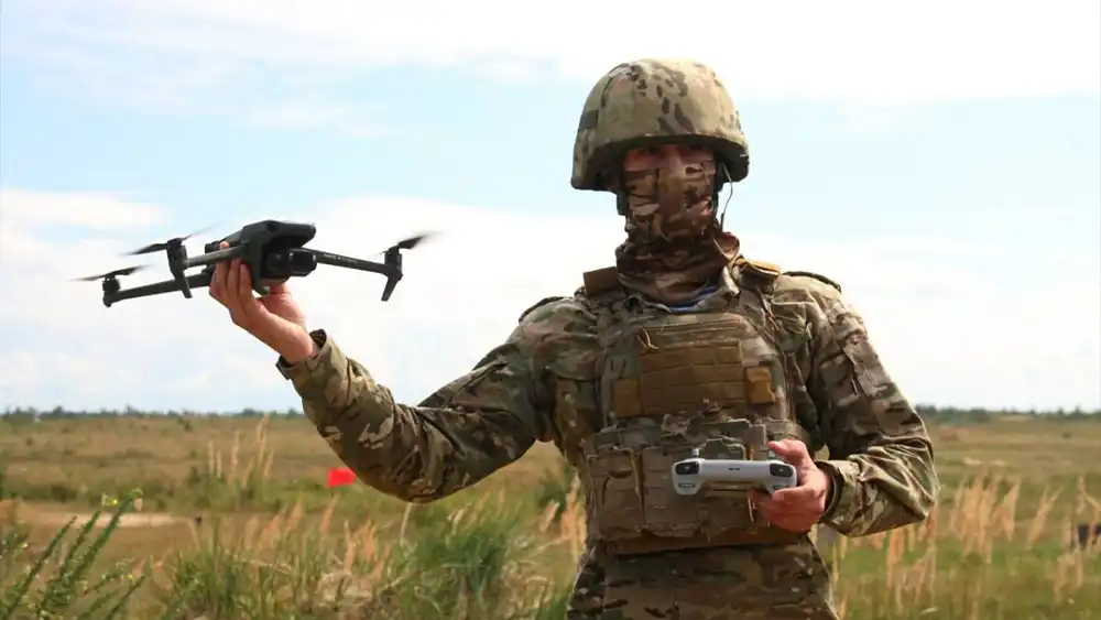 Солдат запускает беспилотник