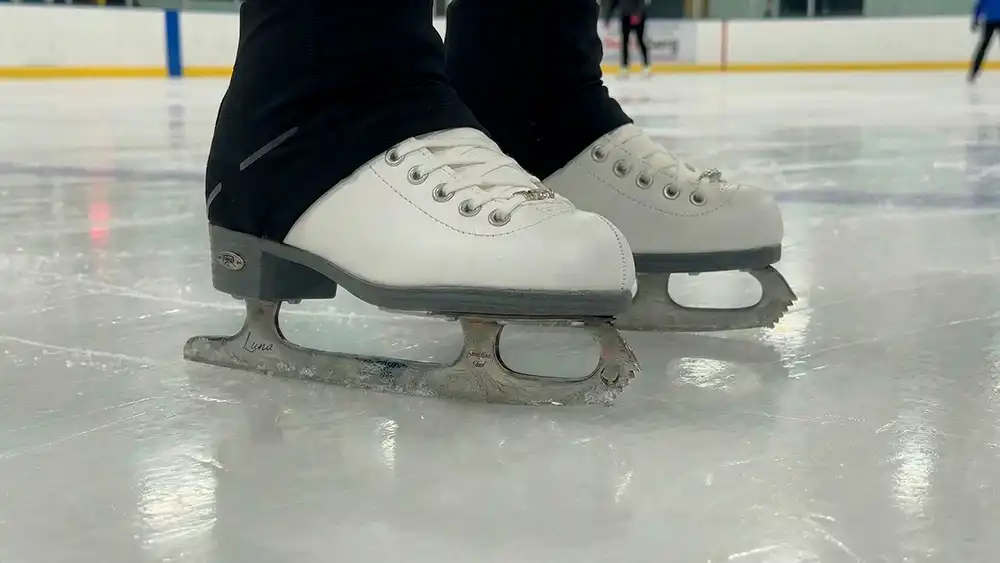 Фигурные коньки на льду