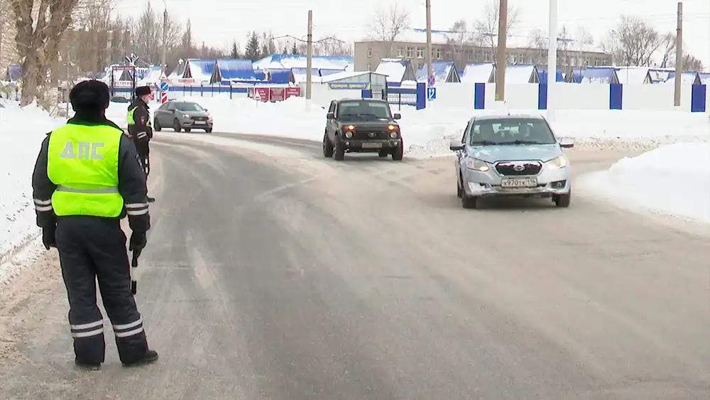 Инспекторы ДПС на дороге