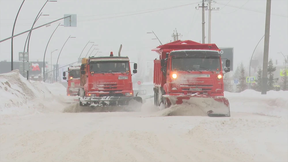 Уборка снега спецтехникой в Нижнекамске