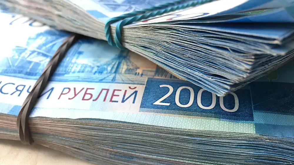 Пачки денег на столе