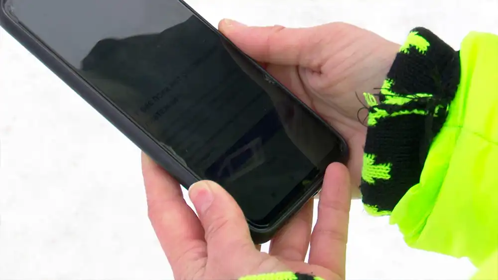 Смартфон в руке