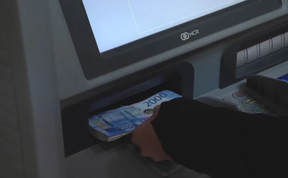 деньги банкноты банкомат