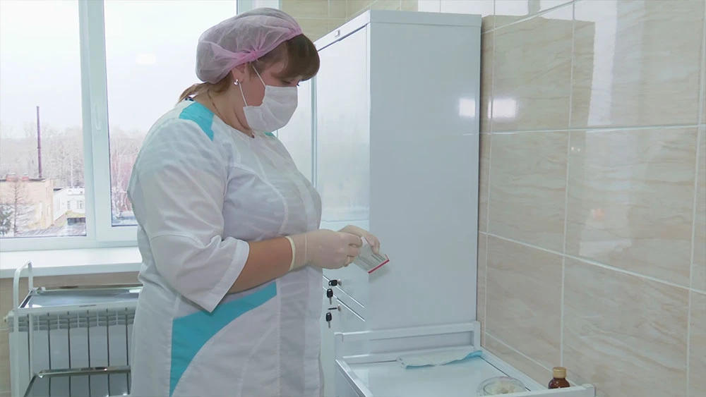 Врач готовит вакцину