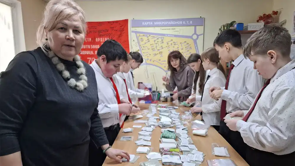 Школьники изготавливают сухой душ