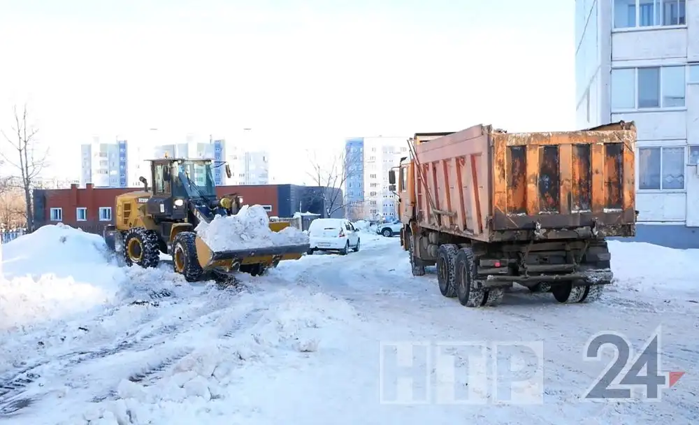 трактор со снегом в ковше, самосвал