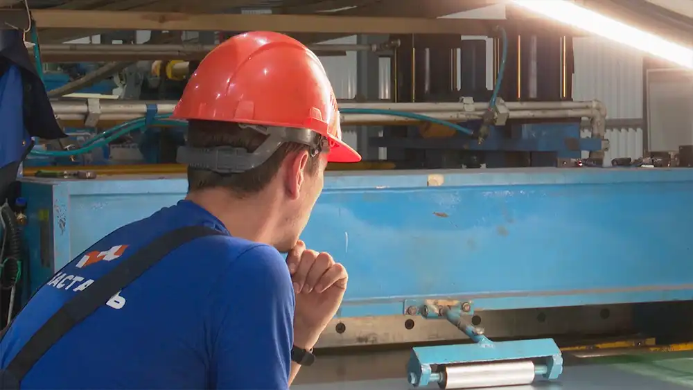 Рабочий на заводе