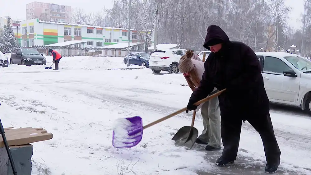 Нижнекамцы убирают снег во дворе