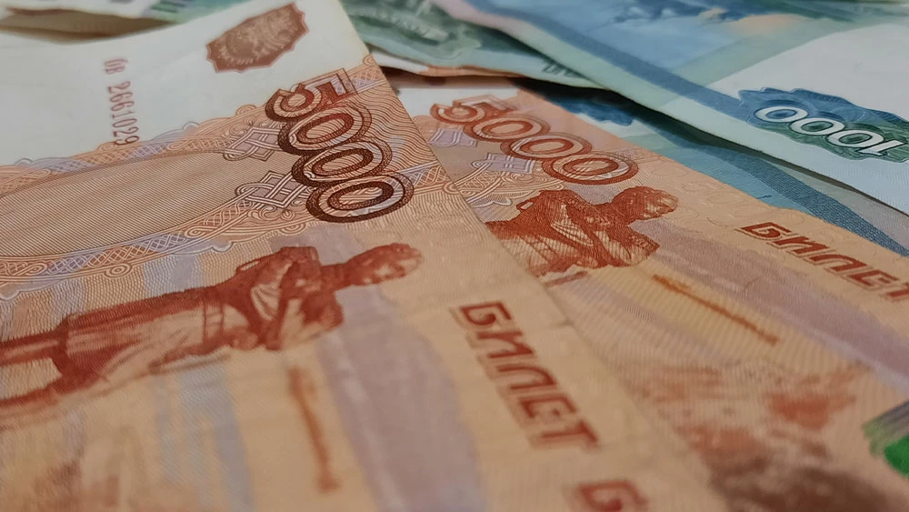 Пятитысячные купюры на столе