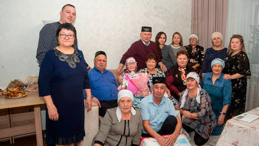 Семейное фото 100-летней Магинур Загрутдиновой
