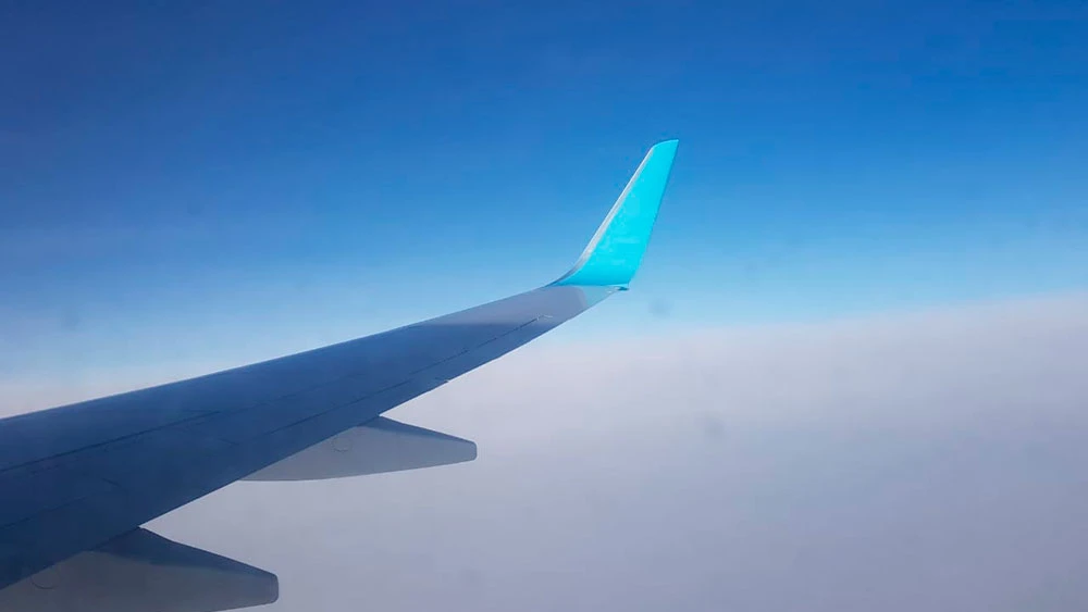 Крыло самолёта в полёте