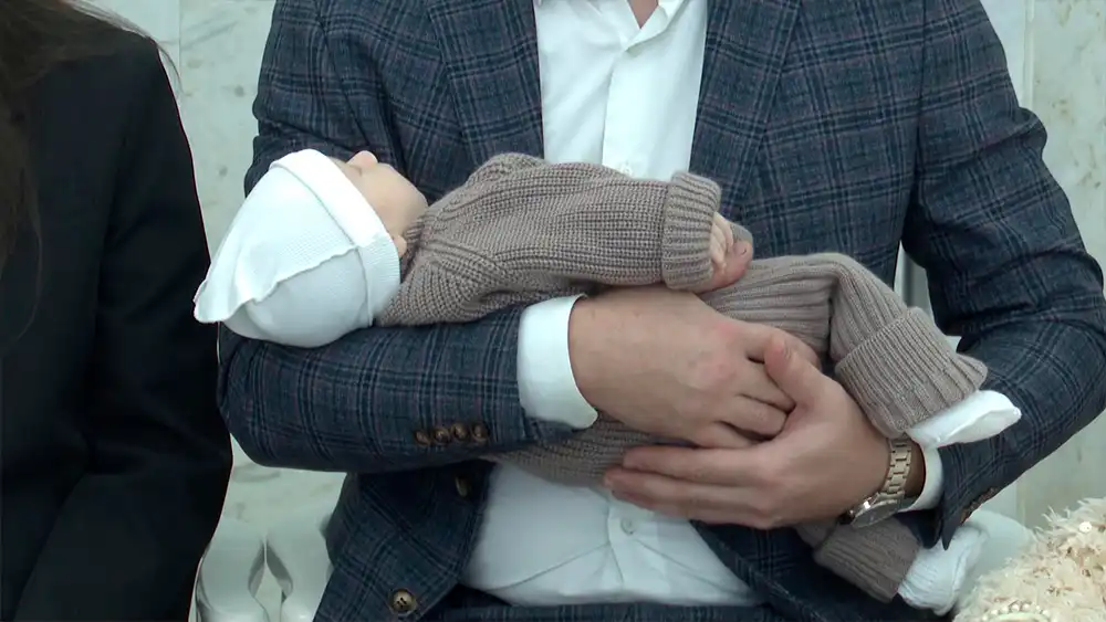 Малыш на руках отца