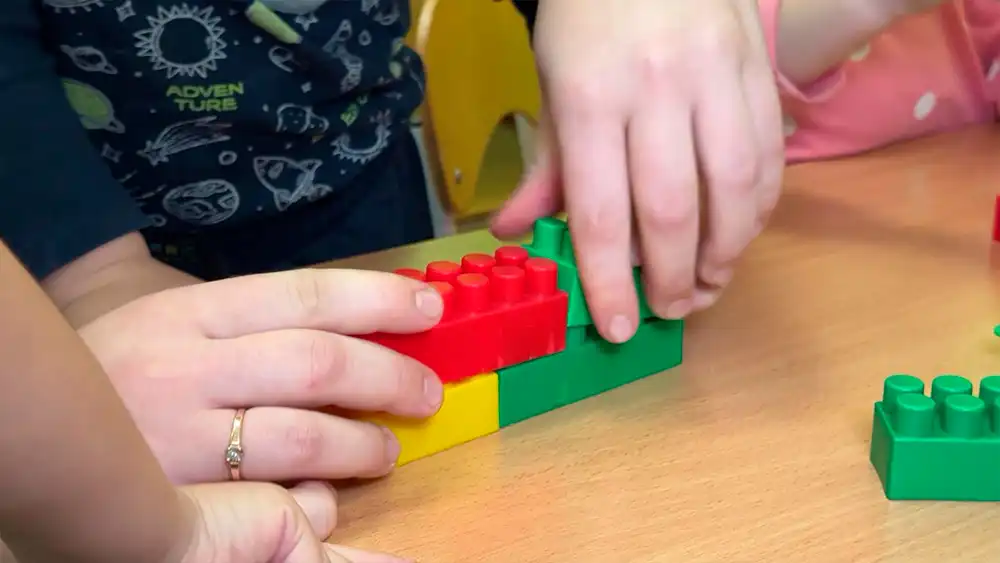 Собирает конструктор