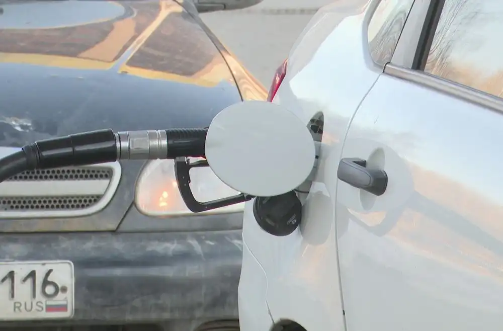 заправляют автомобиль