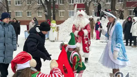 Во дворе на Тукая прошёл детский праздник с играми, конкурсами и горячим чаем - телеканал НТР 24