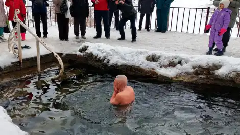 Врач рассказала нижнекамцам, как безопасно окунуться в прорубь на Крещение - НТР 24