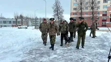 Школьники и ветераны расчистили снег у камня будущего памятника пограничникам