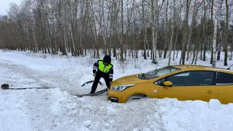 Экипаж ДПС помог увязшему в снегу автомобилисту на трассе Чистополь – Нижнекамск - телеканал НТР 24