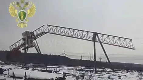 Кран упал на заводе в Татарстане — крановщица выпала из кабины