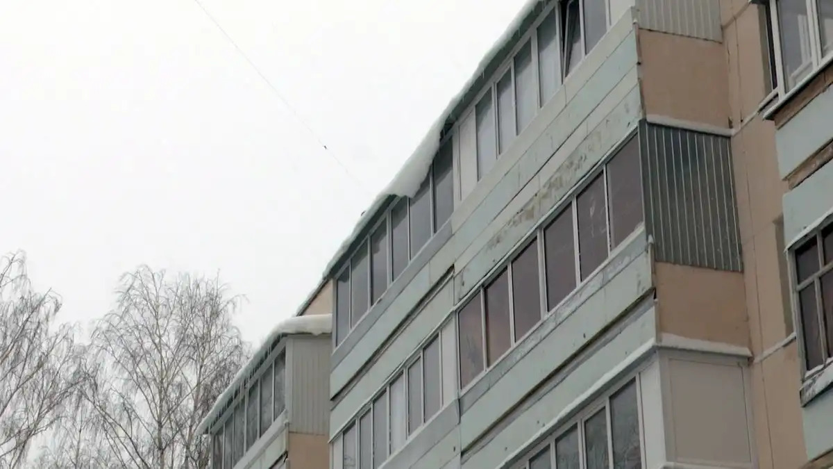 свисающие с крыши дома сосульки