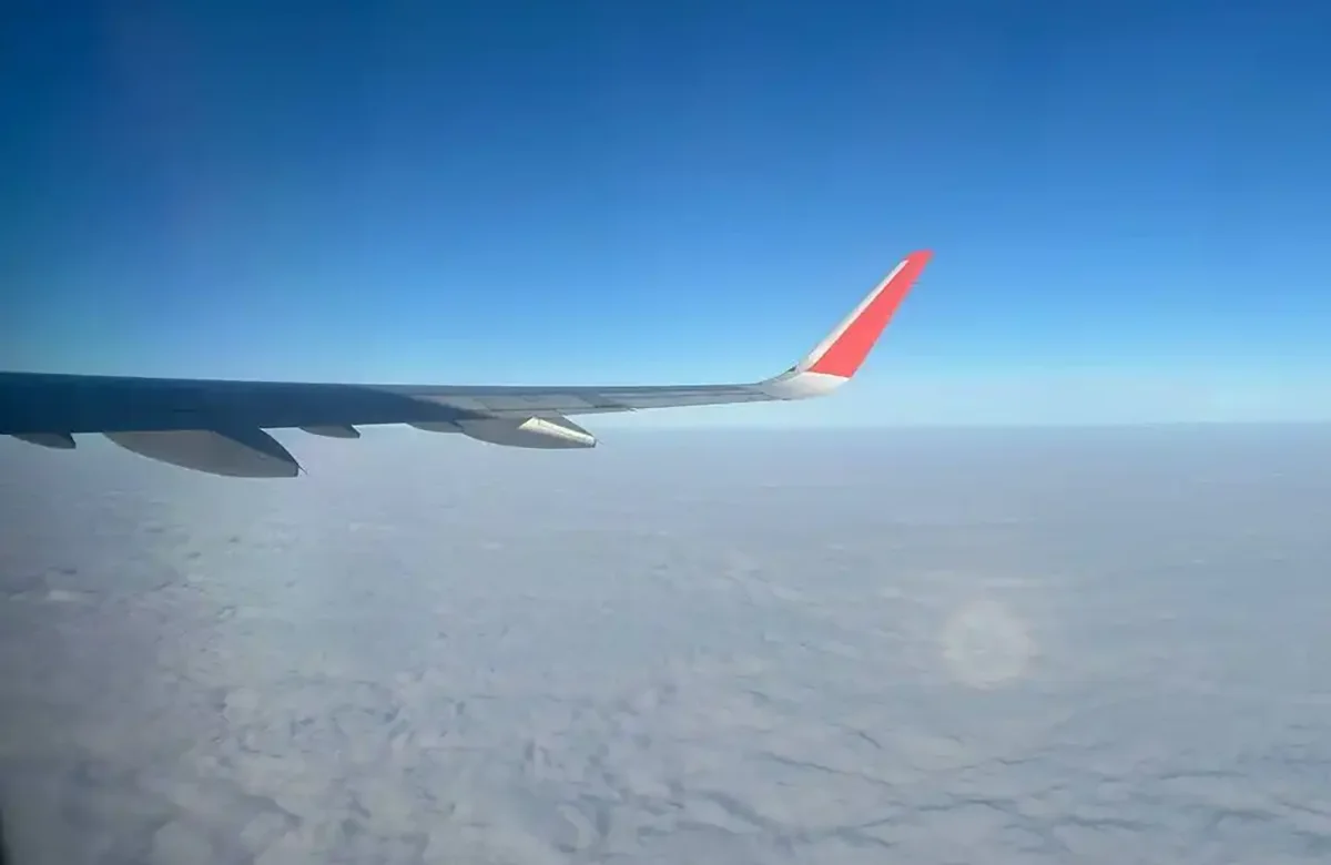 Пассажирский самолет в небе во время полета