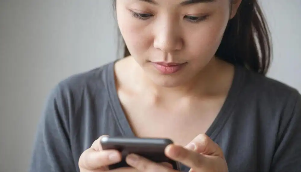 девушка смотрит в телефон