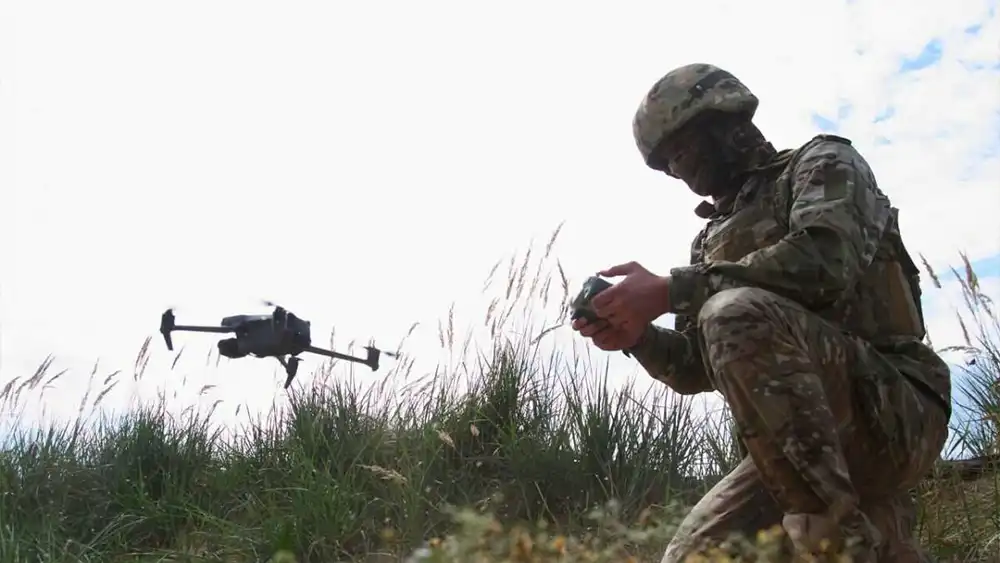 Солдат запускает беспилотник