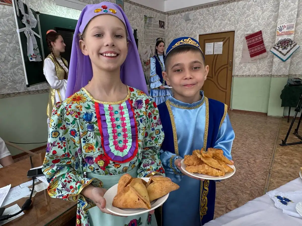 дети в национальных костюмах на празднике в школе № 15 Нижнекамска