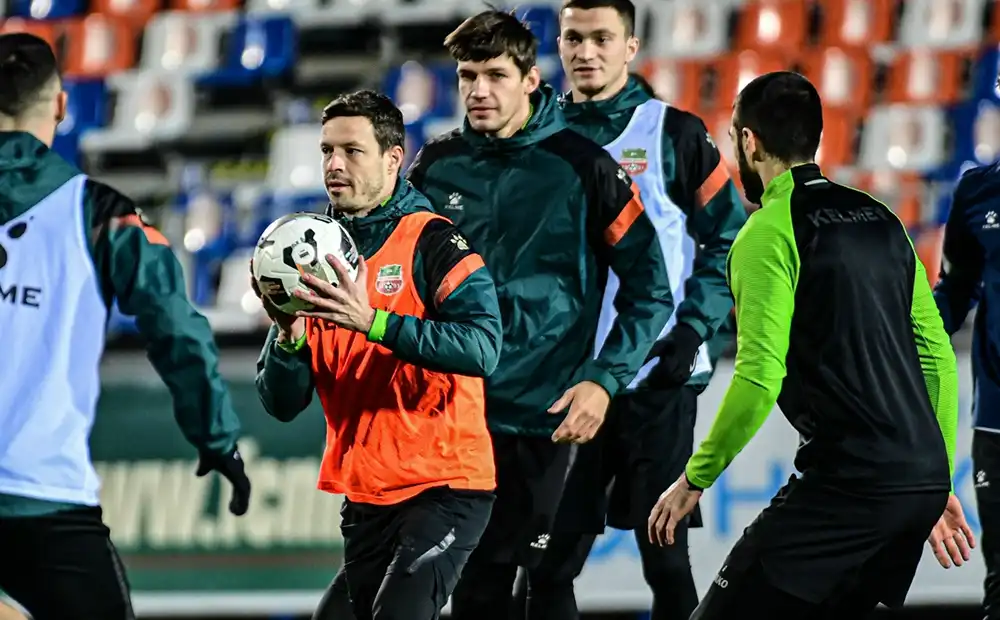 Футболисты ФК «Нефтехимик» Нижнекамск