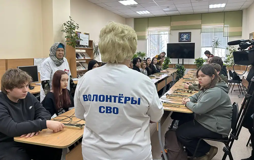 Волонтеры группы «Добрые сердца» провели мастер-класс по плетению «браслетов выживания» в КИУ