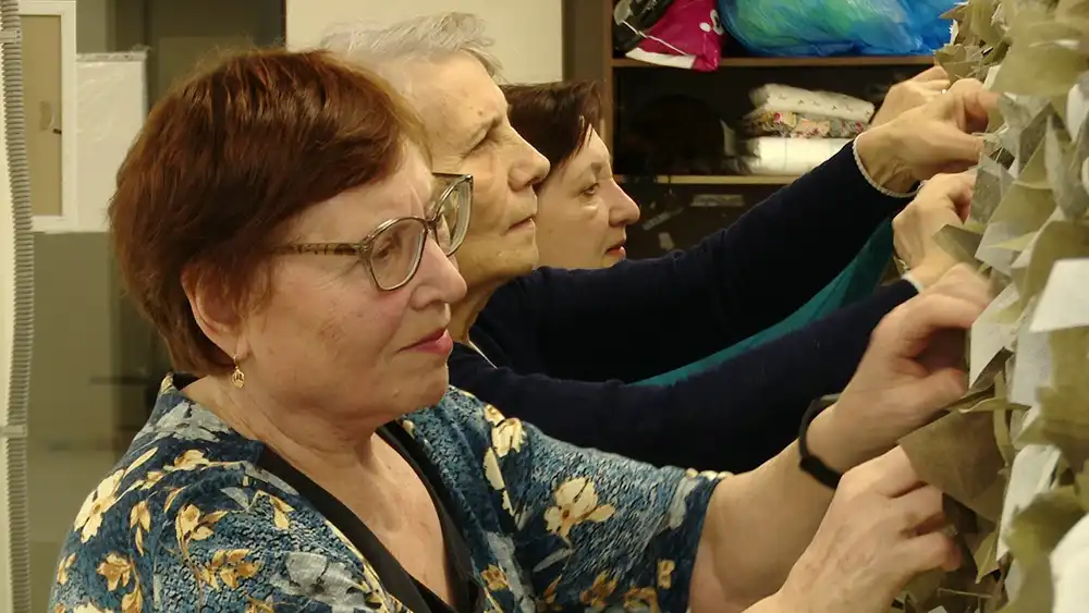 Волонтеры в Нижнекамске плетут маскировочную сеть для СВО