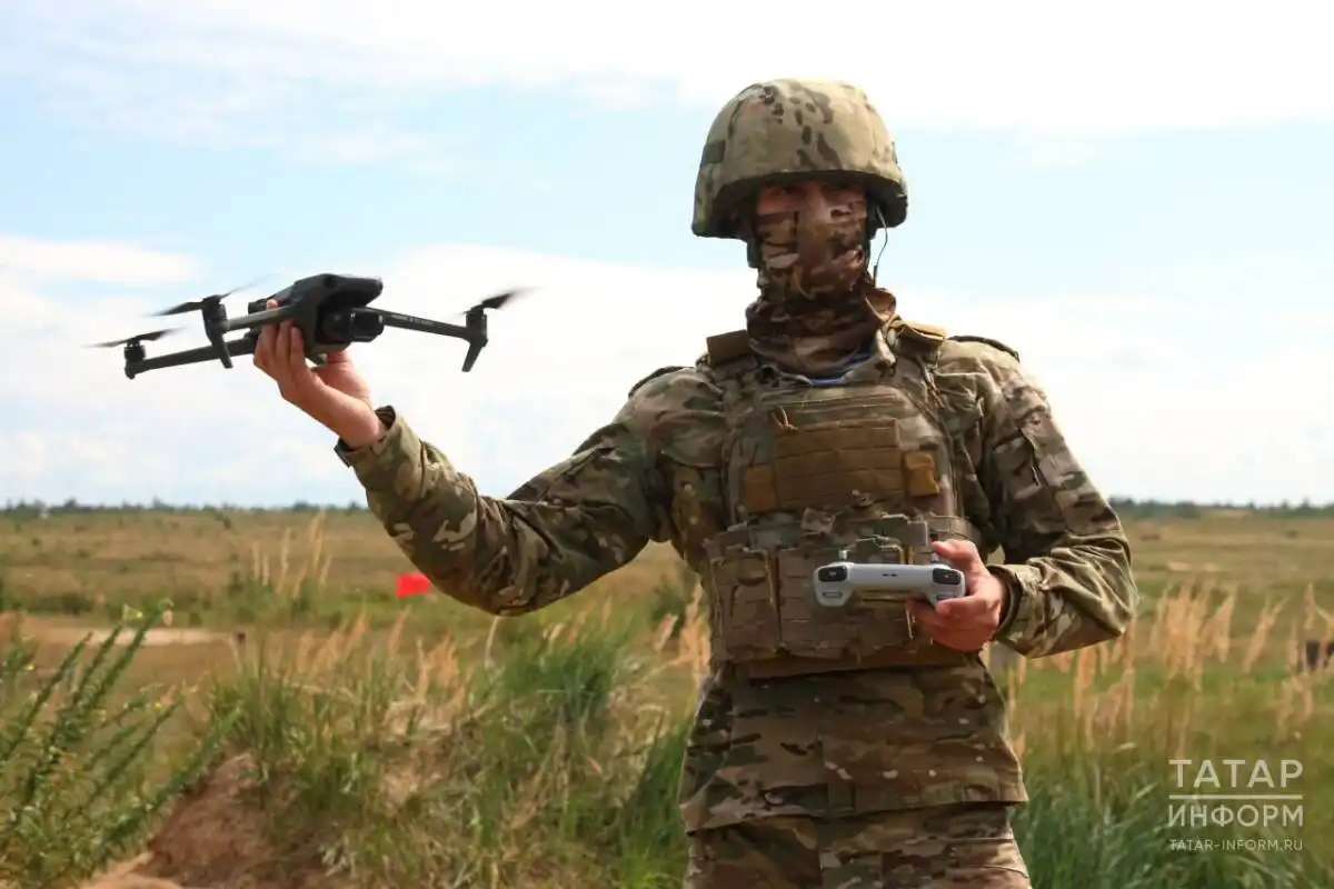 военный запускает дрон