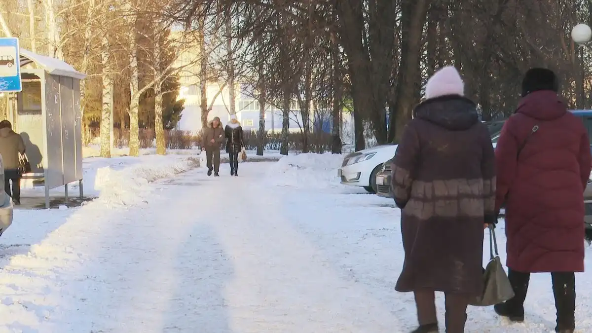 люди идут по улице зимой