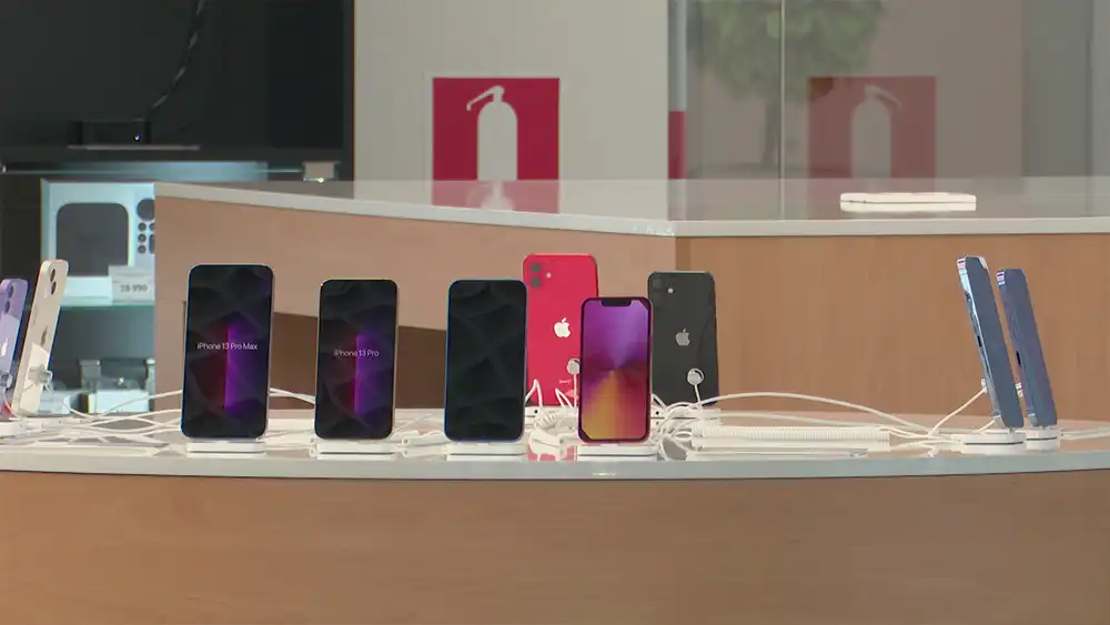 Телефоны на ветрине