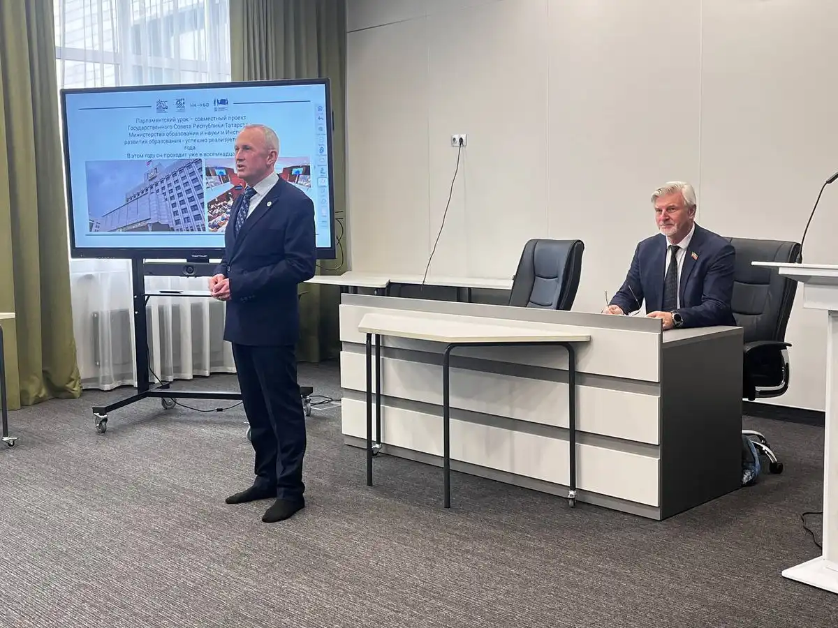 Депутат ведёт урок