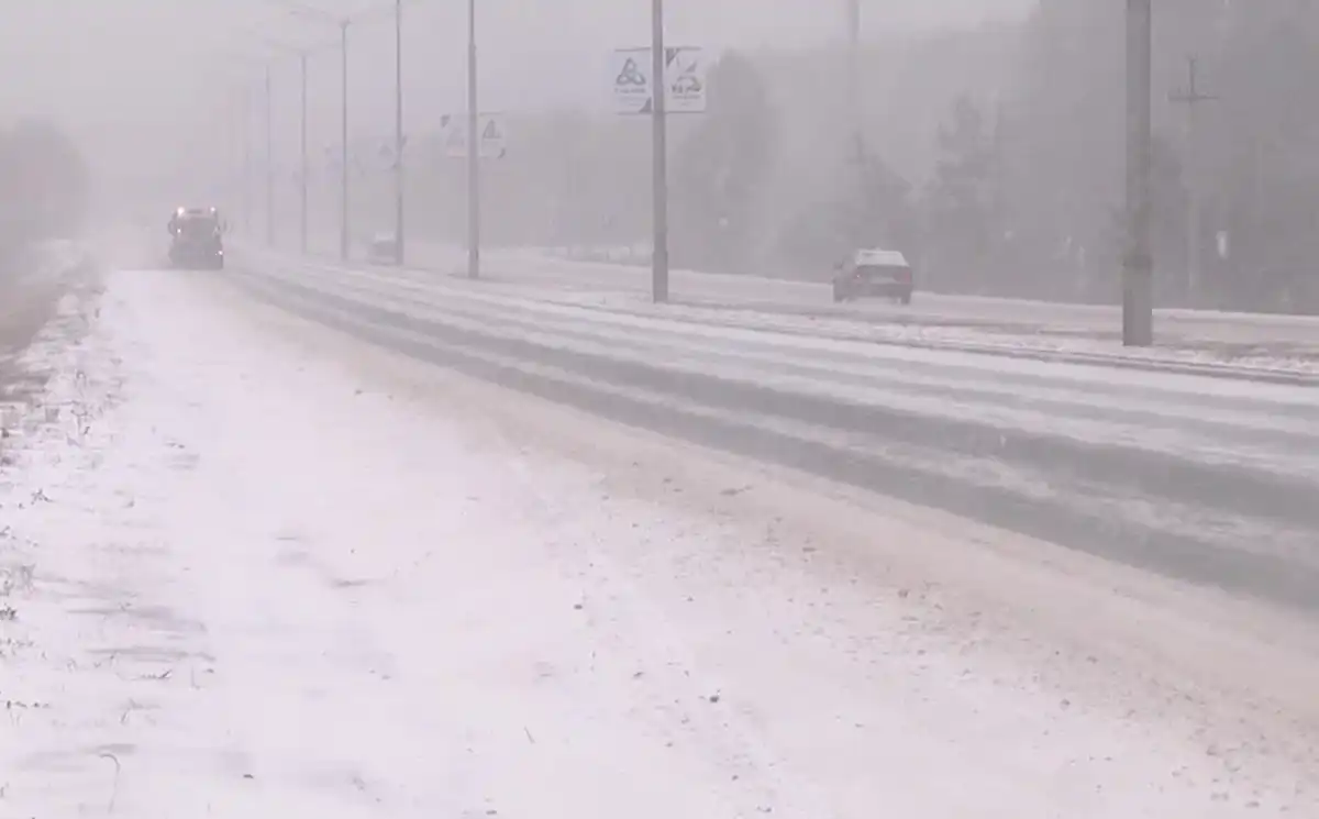 Трасса зимой, идет снегопад