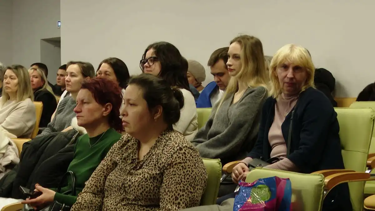 люди в актовом зале