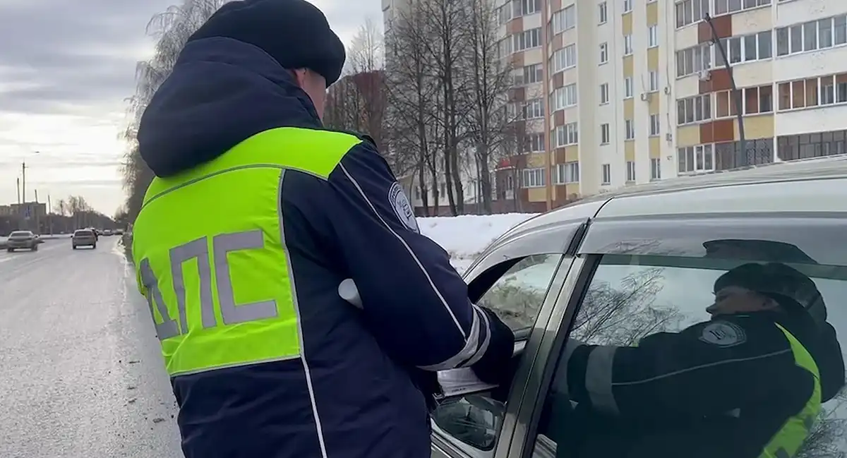 инспектор ДПС ГАИ Нижнекамска во время рейда