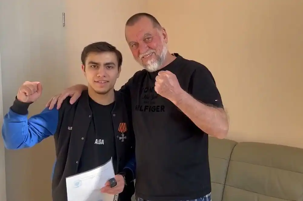 Давид Хабибуллин из НижнекамскаЖитель Нижнекамска Давид Хабибуллин получил свою третью награду за волонтёрскую деятельность с начала СВО.  Командование войсковой части, находящейся в ДНР, отметило нижнекамца за многолетнюю гуманитарную помощь. Давид помогает бойцам с 2022 года, отправляя им сначала небольшие посылки. Сейчас же он проводит масштабные сборы на закупку оборудования.  Раз в три месяца Давид ездит в пострадавшие регионы. Последний раз он был в Курске, где несколько недель работал в госпитале для раненых бойцов: делал перевязки, ухаживал за больными, общался с местными жителями, привозил им гуманитарные наборы. По словам волонтёра, этот опыт сильно изменил его отношение к жизни.  Награды и благодарственные письма, по словам Давида Хабибуллина, — приятный жест, который говорит о том, что труд волонтёров действительно весом и нужен.  Сейчас нижнекамец активно развивает волонтёрскую группу «По зову сердца» при «Молодой гвардии». Он сотрудничает с казанским ресурсным центром «Опора героев», где сейчас большой акцент делается на оказании психологической помощи бойцам, вернувшимся с передовой, и их семьям. Одновременно с этим на постоянной основе Давид ведёт сбор гуманитарной помощи.