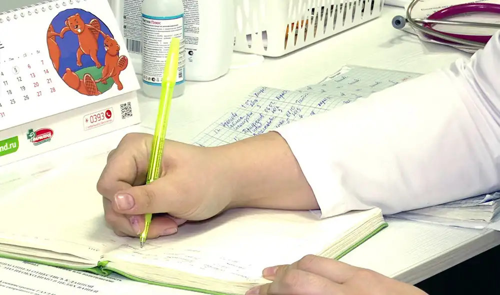 врач поликлиники Нижнекамска заполняет медкарту пациента