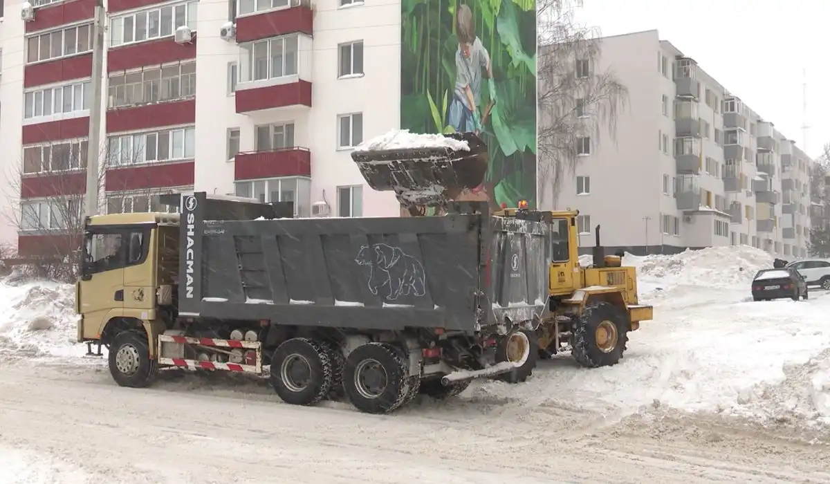 Уборка снега на дорогах и во дворах в Нижнекамске