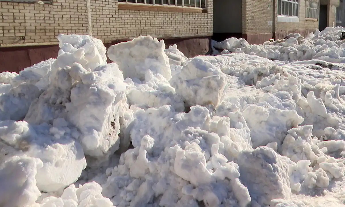 сугробы в городе