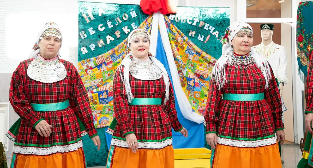 Женщины в национальных костюмах