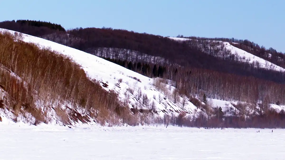 Кама покрытая льдом около Нижнекамска